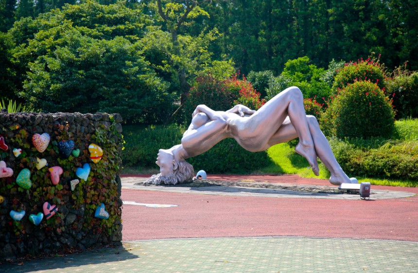 Teemapuistosta löytyy 140 taidokkaasti tehtyä installaatiota. Kuva: © Firststar | Dreamstime.com