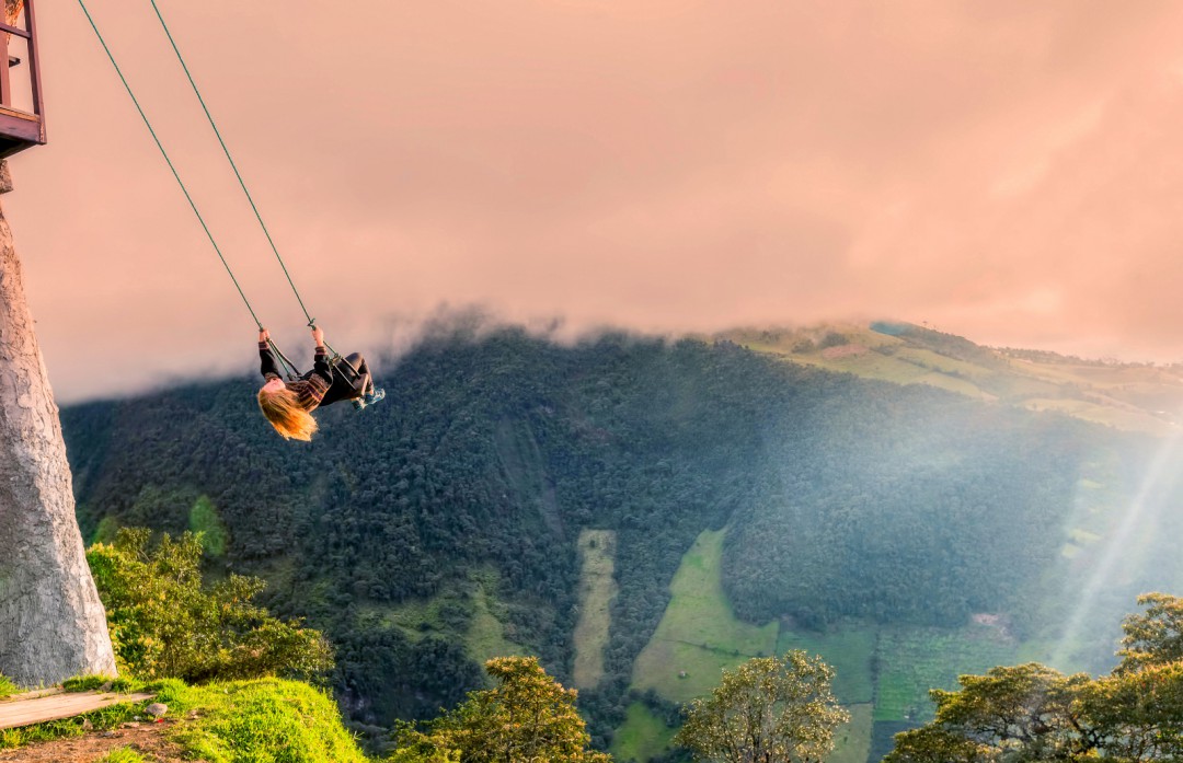 Ecuadorin Andeilla sijaitsee keinu, joka houkuttelee kävijöitä ottamaan upean kuvan ainutlaatuisilla näkymillä. Kuva: Kalypsoworldphotography | Dreamstime.com