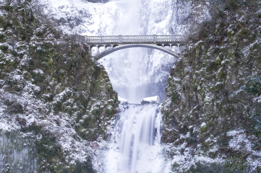 Näky kuin Frozen-elokuvasta - Jäistä vettä ryöppyävä Multnomah Falls on upea nähtävyys