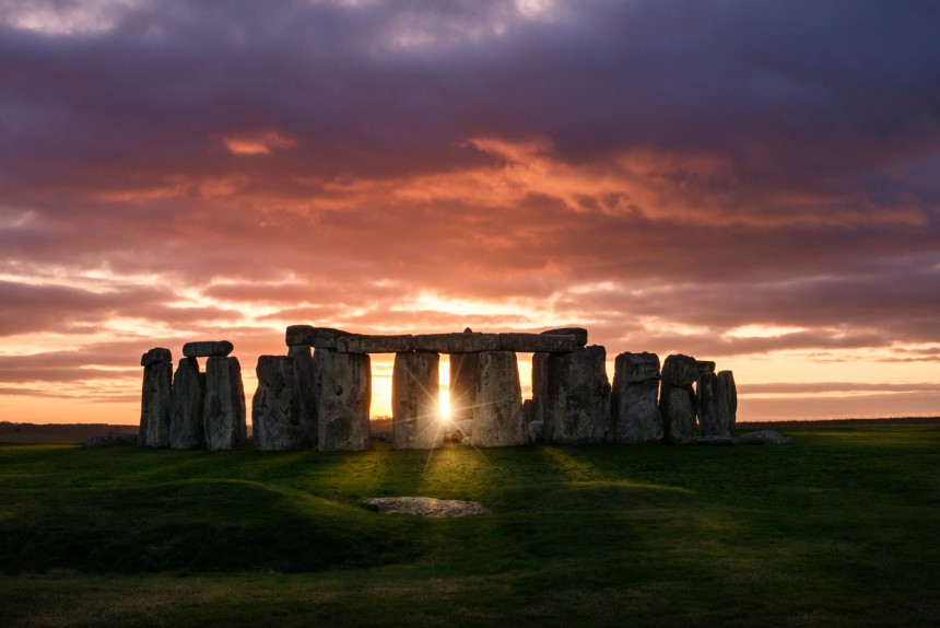 Stonehenge auringonlaskun aikaan