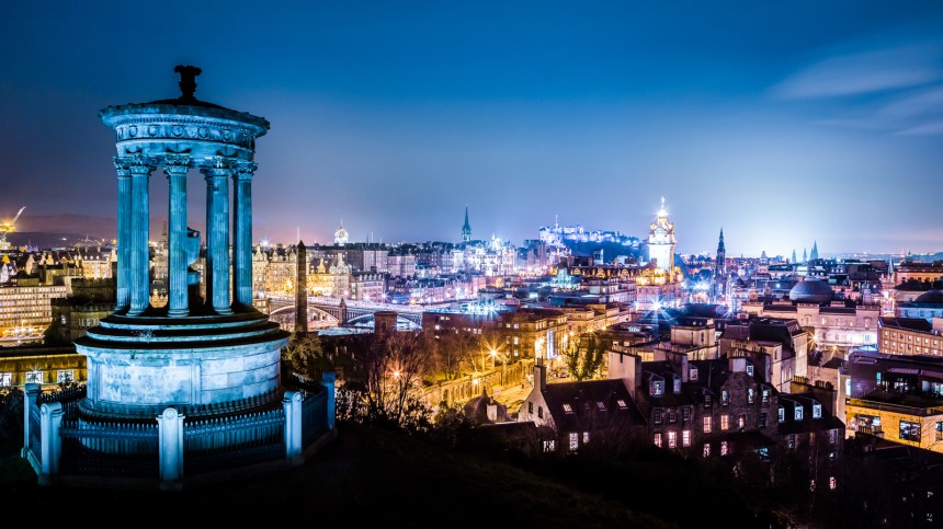 Edinburghin vanha kaupunki yövalaistuksessa