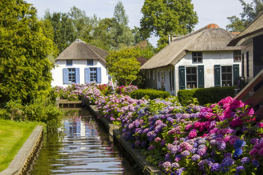 Hollantilaisessa kylässä kuljetaan vain veneillä – ja maisema on kuin saduista
