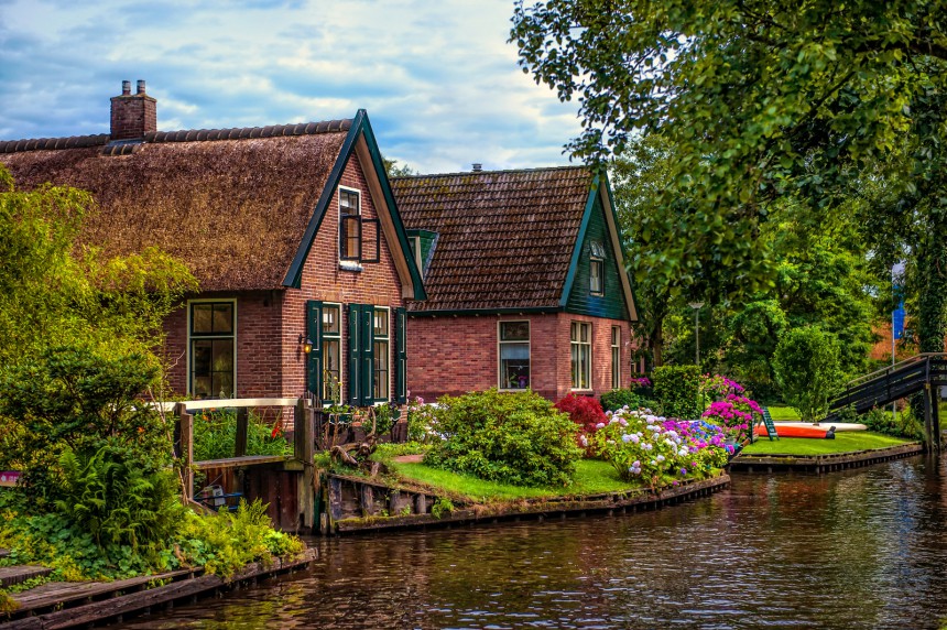 Hollantilaisessa kylässä kuljetaan vain veneillä – ja maisema on kuin saduista
