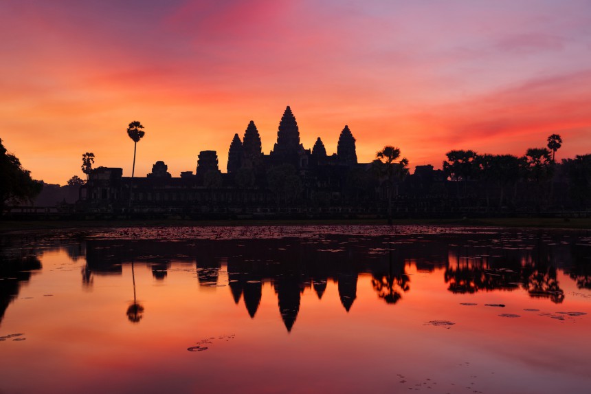 Angkor Watin temppeli auringonnousun aikaan