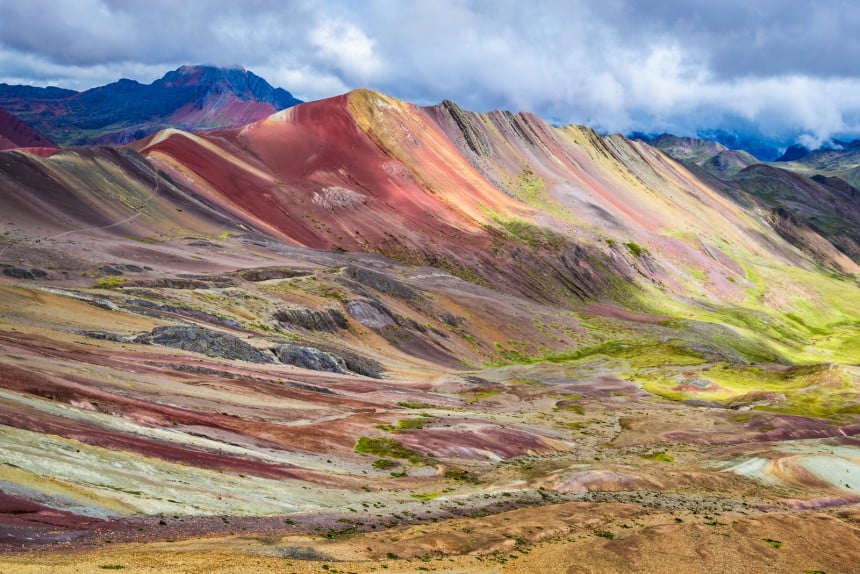 Oi mitä väriloistoa! Käsittämättömän kaunis sateenkaarivuori Perussa kannattaa lisätä bucket listille