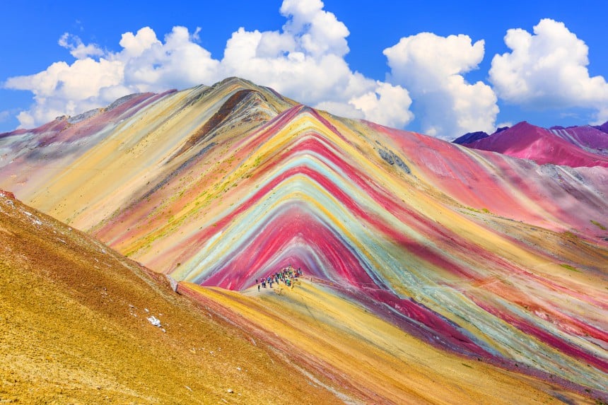 Vinicuncan sateenkaarivuori on upea nähtävyys Perussa.