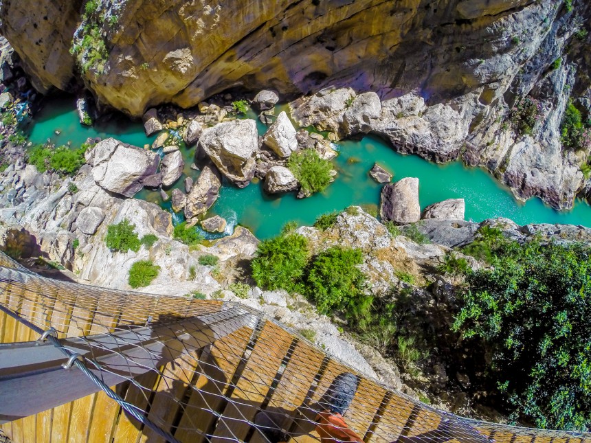 Huimapäiden unelma! Kallioseinään kiinnitetty Caminito del Rey Espanjassa on käymisen arvoinen patikkapolku