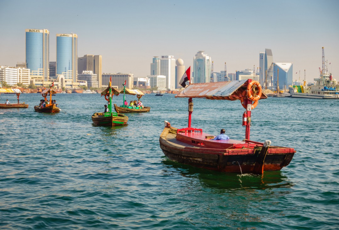 Vesitaksilla eli abralla Dubaista pääsee nauttimaan erilaisesta vinkkelistä. Kuva: Alexey Stiop | Dreamstime.com