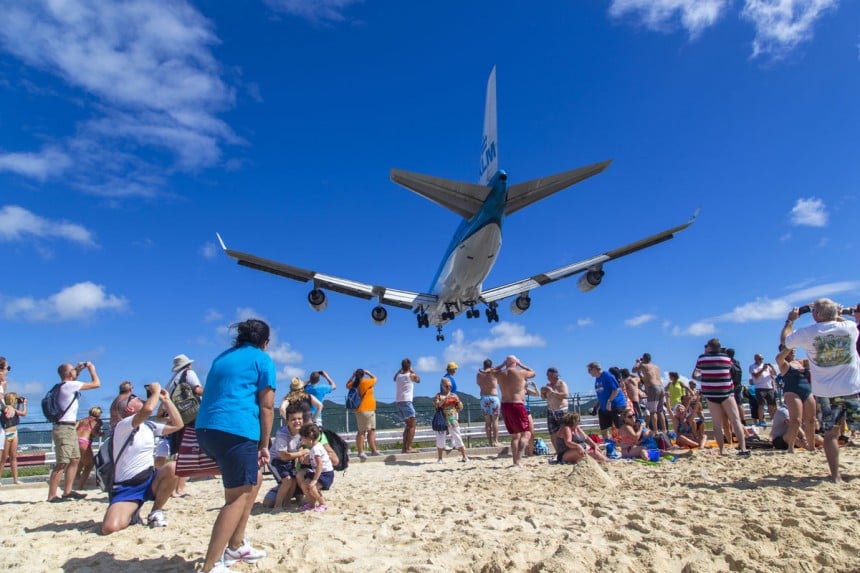 Aivan rannalla sijaitsevaa St Maartenin saaren lentokenttää pidetään yhtenä vaarallisimmista laskeutua