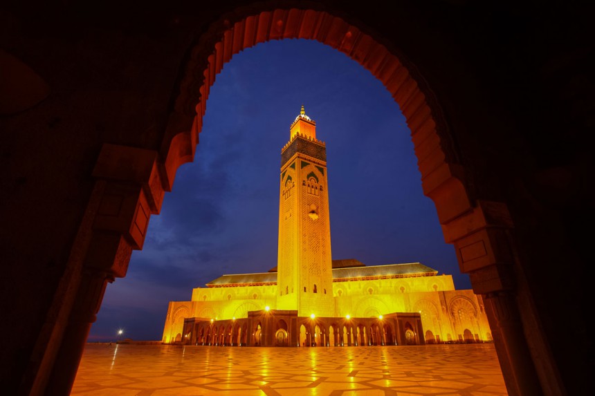 Hassan II:n moskeija iltavalaistuksessa Casablancassa