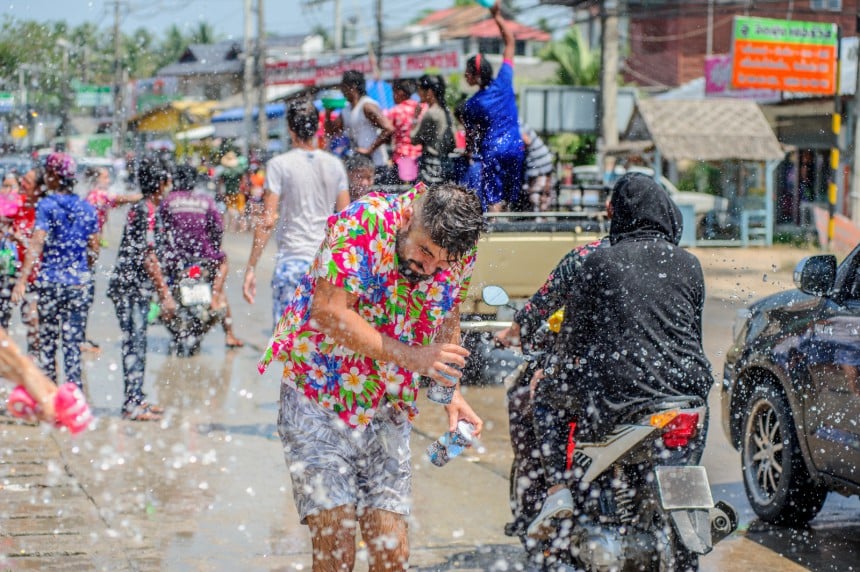 Hauskan Songkranin aikaan kannattaa Bangkokissa varautua kastumaan. Kuva: schamin | Adobe Stock