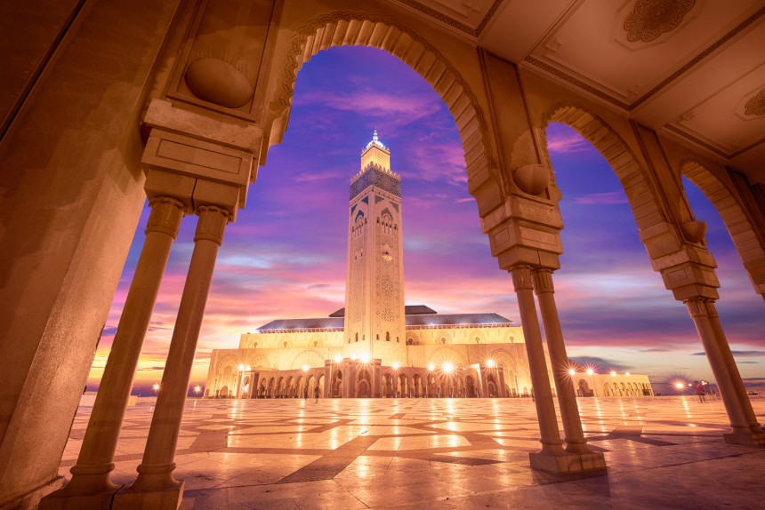 Hassan II:n moskeija iltavalaistuksessa Casablancassa. Kuva: mitzo_bs | Adobe Stock