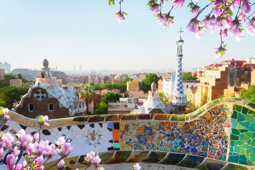 Barcelonan Guell-puisto sointuu väreineen kevääseen.