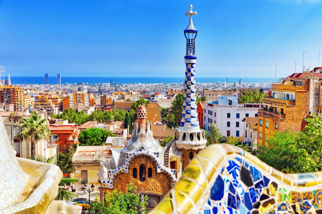 Barcelonan Guell-puisto sointuu väreineen kevääseen. Kuva: BRIAN_KINNEY | Adobe Stock