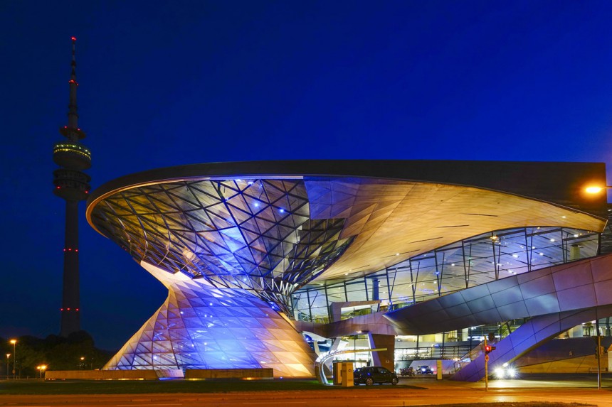 Münchenissa sijaitseva BMW Welt on jo nähtävyys itsessään