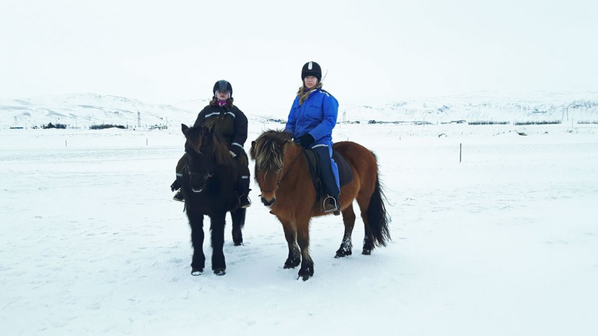 Talvisille ratsastusretkille talleilta tarjotaan tuulta pitävä toppahaalari - joka on ehdottomasti tarpeen Islannin säässä! Kuva: Helinä Laajalahti