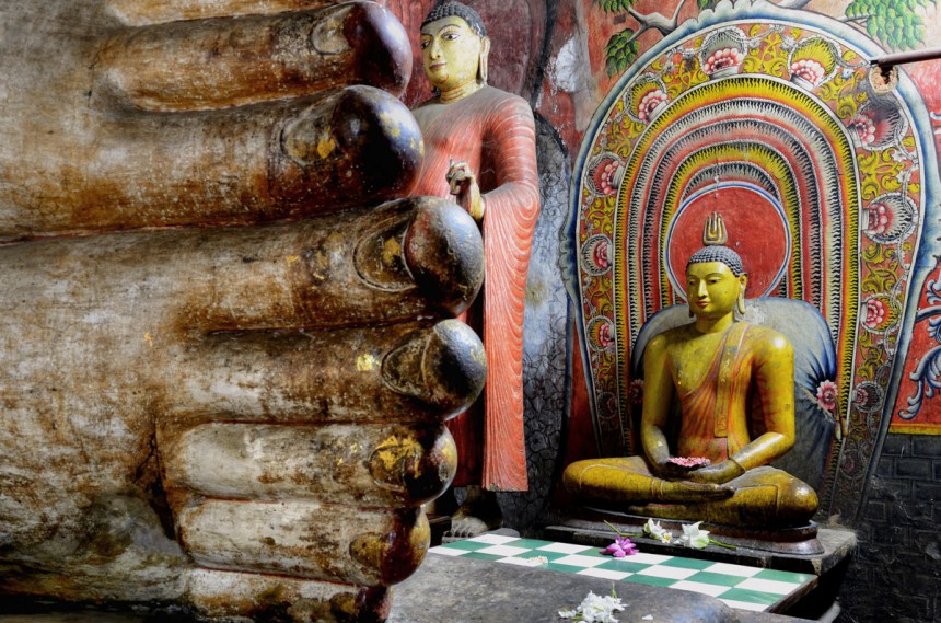 Sri Lankassa buddhapatsaiden kanssa ei saa poseerata.
