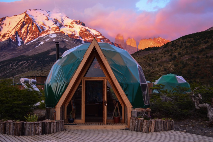 Yksi maailman parhaaksi valituista hotelleista sijaitsee luonnon helmassa Chilen Patagoniassa - Yötaivasta voi ihailla omasta sängystään!
