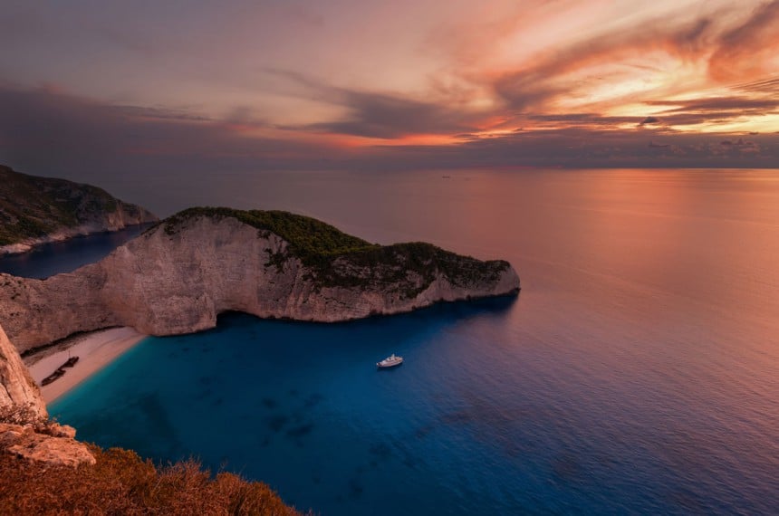 Kuvankaunis Navagio Beach Zakynthoksella on kuin salakuljettajien piilottama aarre - Rannalle pääsee vain merimatkan kautta