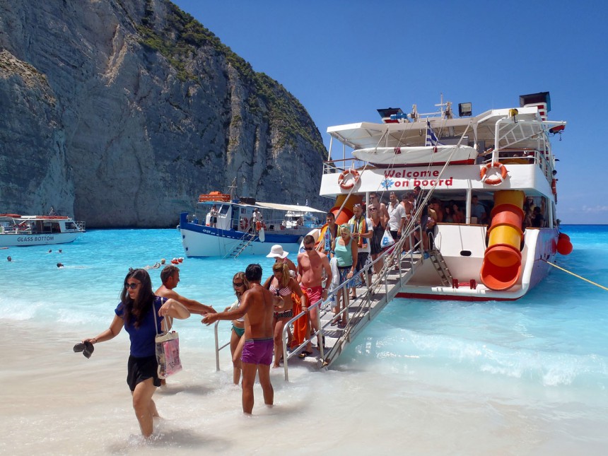 Kuvankaunis Navagio Beach Zakynthoksella on kuin salakuljettajien piilottama aarre - Rannalle pääsee vain merimatkan kautta