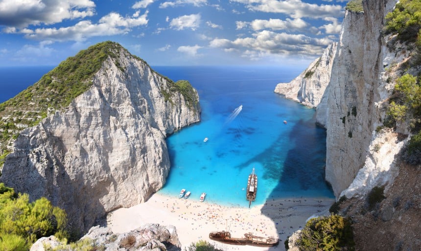 Kuvankaunis Navagio Beach Zakynthoksella on kuin salakuljettajien piilottama aarre - Rannalle pääsee vain merimatkan kautta