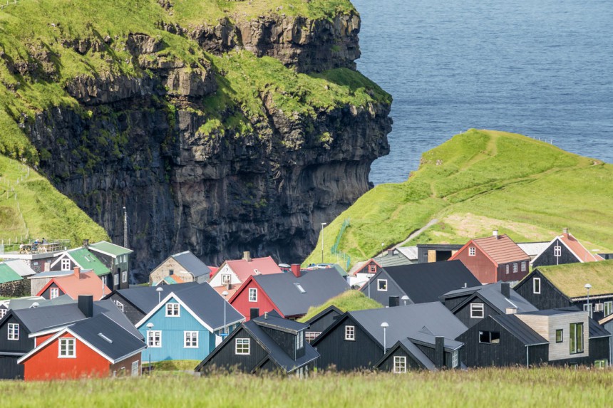 Värikkäät talot ovat Färsaarten tunnusmerkki