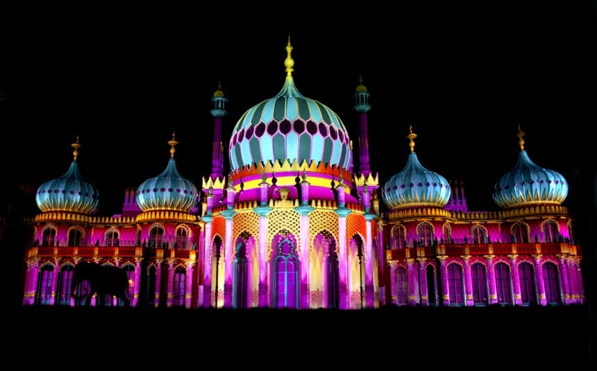 Brighton Pavilion maalautuu väreihin valofestivaalin aikaan