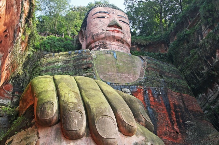 Olkapäälle mahtuisi koripallokenttä - Maailman suurin buddhaa esittävä patsas sijaitsee keskisessä Kiinassa