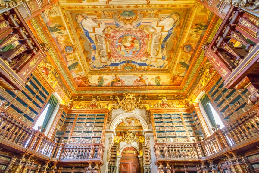 Coimbran yliopiston kirjasto Portugalissa on myös lepakoiden koti
