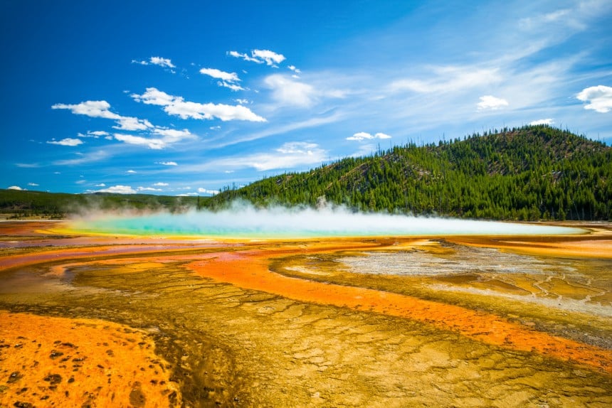 Yellowstonen tunnetuin maamerkki on Old Faithfuliksi nimetty kuumalähde. Kuva: Lynn Yeh | Adobe Stock