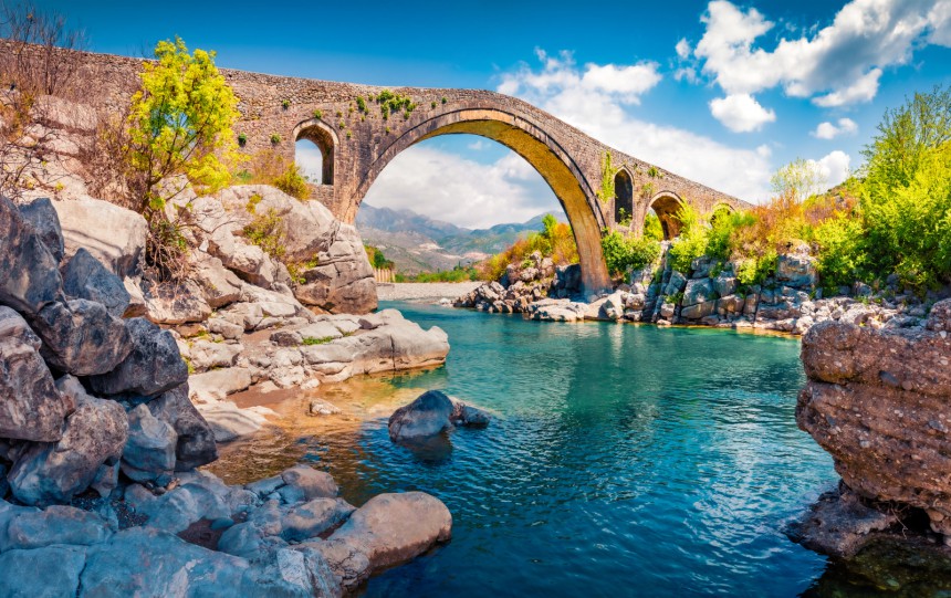 Vanha Mesin silta Albanian Shkodërissa. Kuva: Andrew Mayovskyy | Adobe Stock