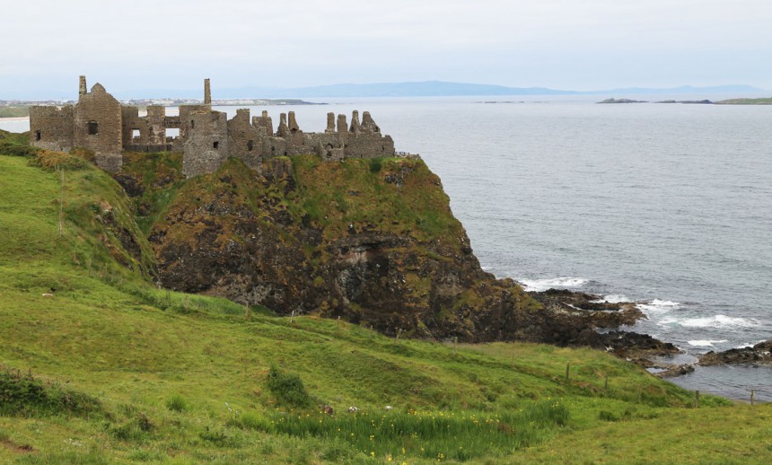 Dunlucen linnan rauniot Pohjois-Irlannin pohjoisrannalla. Kuva: Helinä Laajalahti