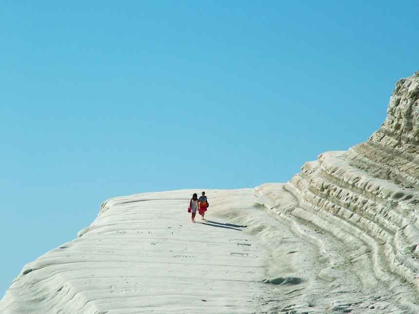 Kallio kuin valkoista marenkia - Häikäisevän valkoinen kalliojyrkänne hurmaa Sisiliassa
