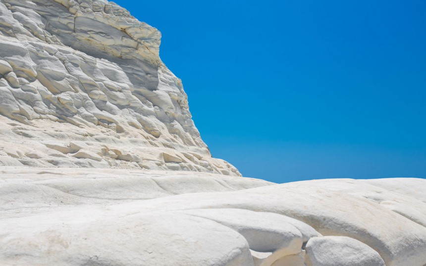 Kallio kuin valkoista marenkia - Häikäisevän valkoinen kalliojyrkänne hurmaa Sisiliassa