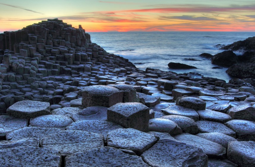 Giant's Causewayn kuusikulmaiset kivipylväät Pohjois-Irlannissa on hämmästyttävä luonnonmuodostelma