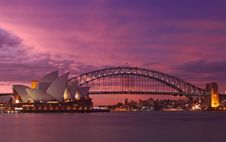 Sydneyn tunnetuimmat nähtävyydet, oopperatalo ja Harbour Bridge, sijaitsevat vastakkaisilla puolilla satamaa