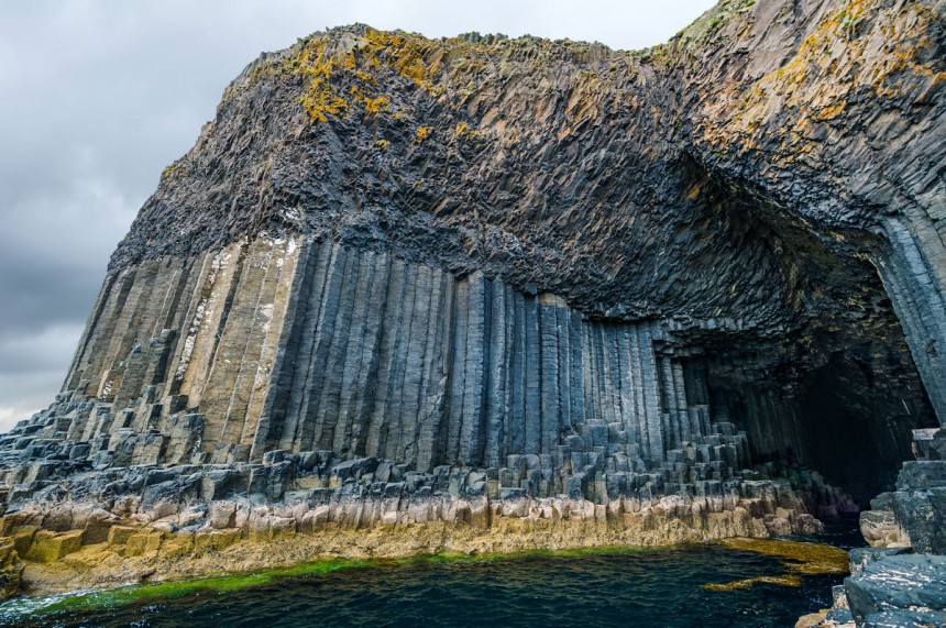 Fingal's Cave Skotlannissa muistuttaa Pohjois-Irlannin Giant's Causewayta