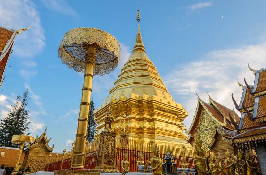 Kultainen Wat Phrathat Doi Suthep sijaitsee Chiang Maissa vuoren huipulla.