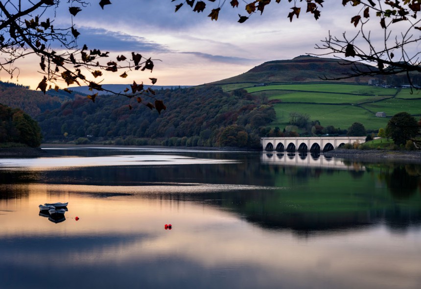 Peak Districtin kansallispuisto sijaitsee lähellä Manchesteria. Kuvassa Ladybower Reservoir.