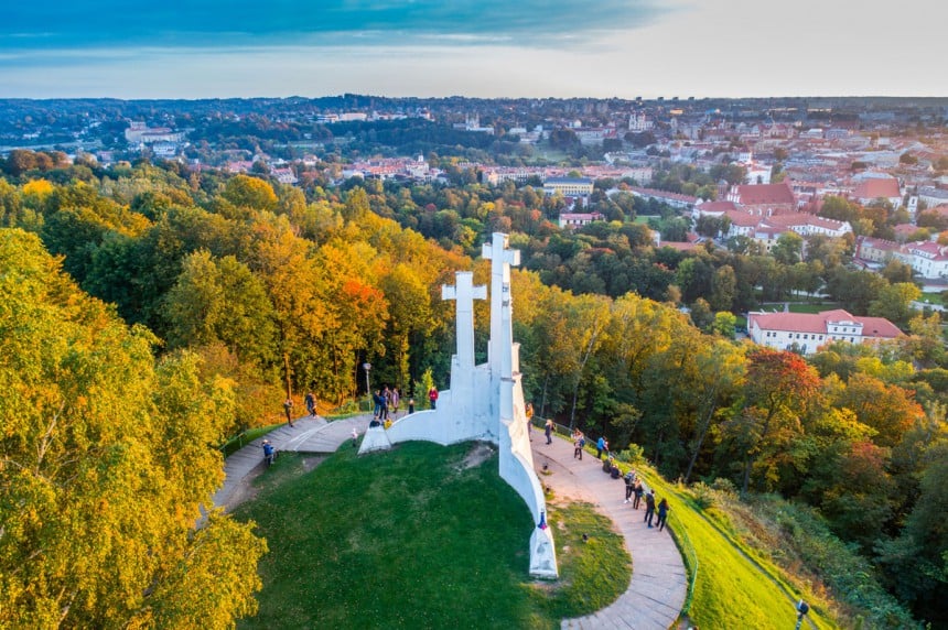 Keskustan viereiseltä kukkulalta on hienot näköalat alas Vilnan kaupunkiin.