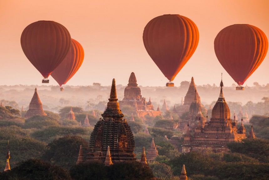 Myanmarin Baganissa voi maisemiin tutustua myös kuumailmapallosta.