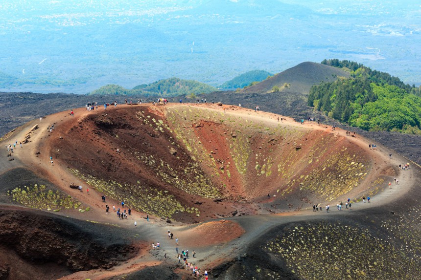 Sisiliassa sijaitsevalle Etna-tulivuorelle kiipeäminen on aina elämys. Kuva: © Yuriy Brykaylo | Dreamstime.com