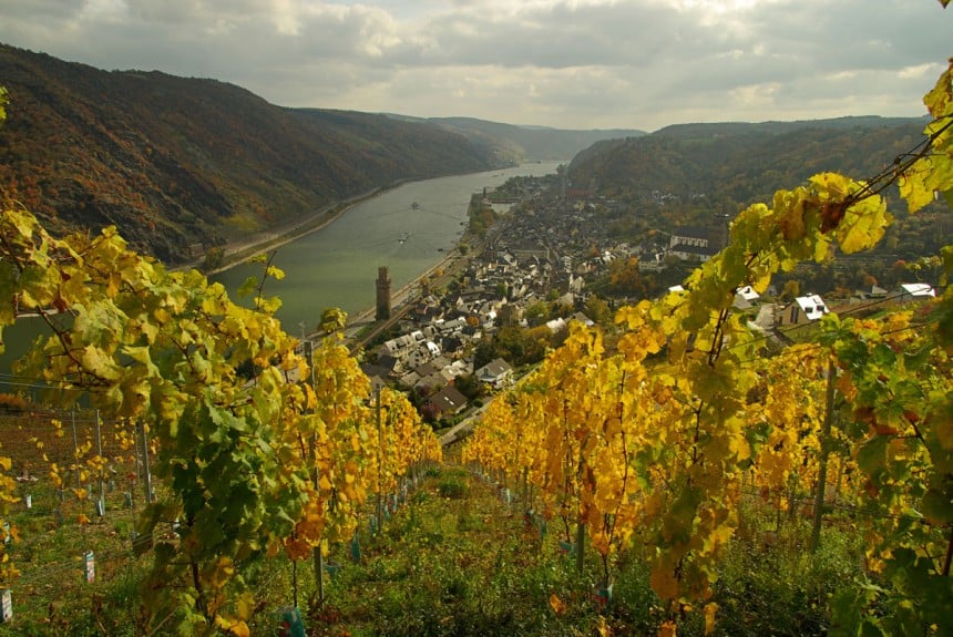 Rein-joen varsi linnoineen, kylineen ja viinitiloineen on romanttisimmillaan syksyn väreissä. Kuva: © Lianem | Dreamstime.com