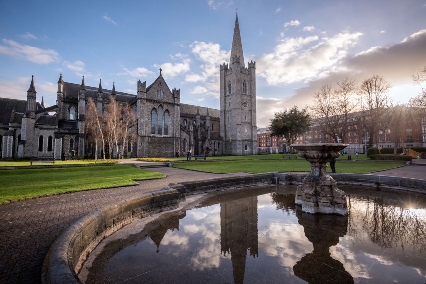 Dublinin St. Patrick's Churchin viereinen puisto muuttuu Bram Stoker Festivalin aikana viktoriaaniseksi huvipuistoksi