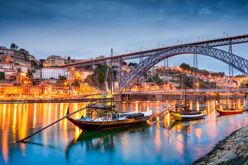 Porto sijaitsee Douro-joen rannalla