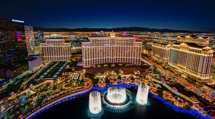 Hämmentävä Las Vegas - etualalla legendaarinen Bellagio-hotelli