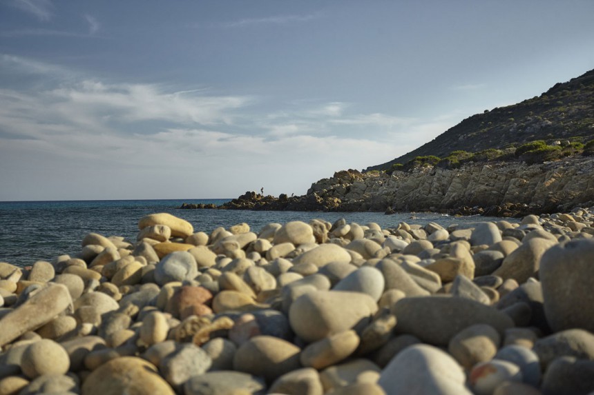 Sardinian rantojen sileät kivet houkuttelevat pistämään niitä matkamuistona taskuun - enää se ei ole sallittua. Kuva: © Filippo Carlot | Dreamstime.com