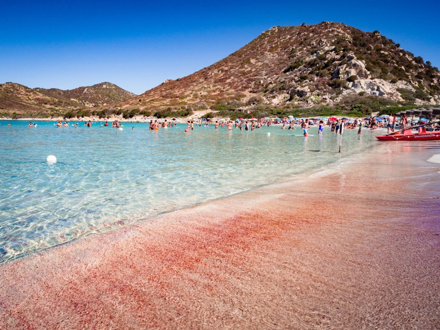 Osalla Sardinian rannoista hiekka on värjäytynyt punertavaksi. Väri johtuu murentuneista koralleista. Kuva: © Toldiu74 | Dreamstime.com