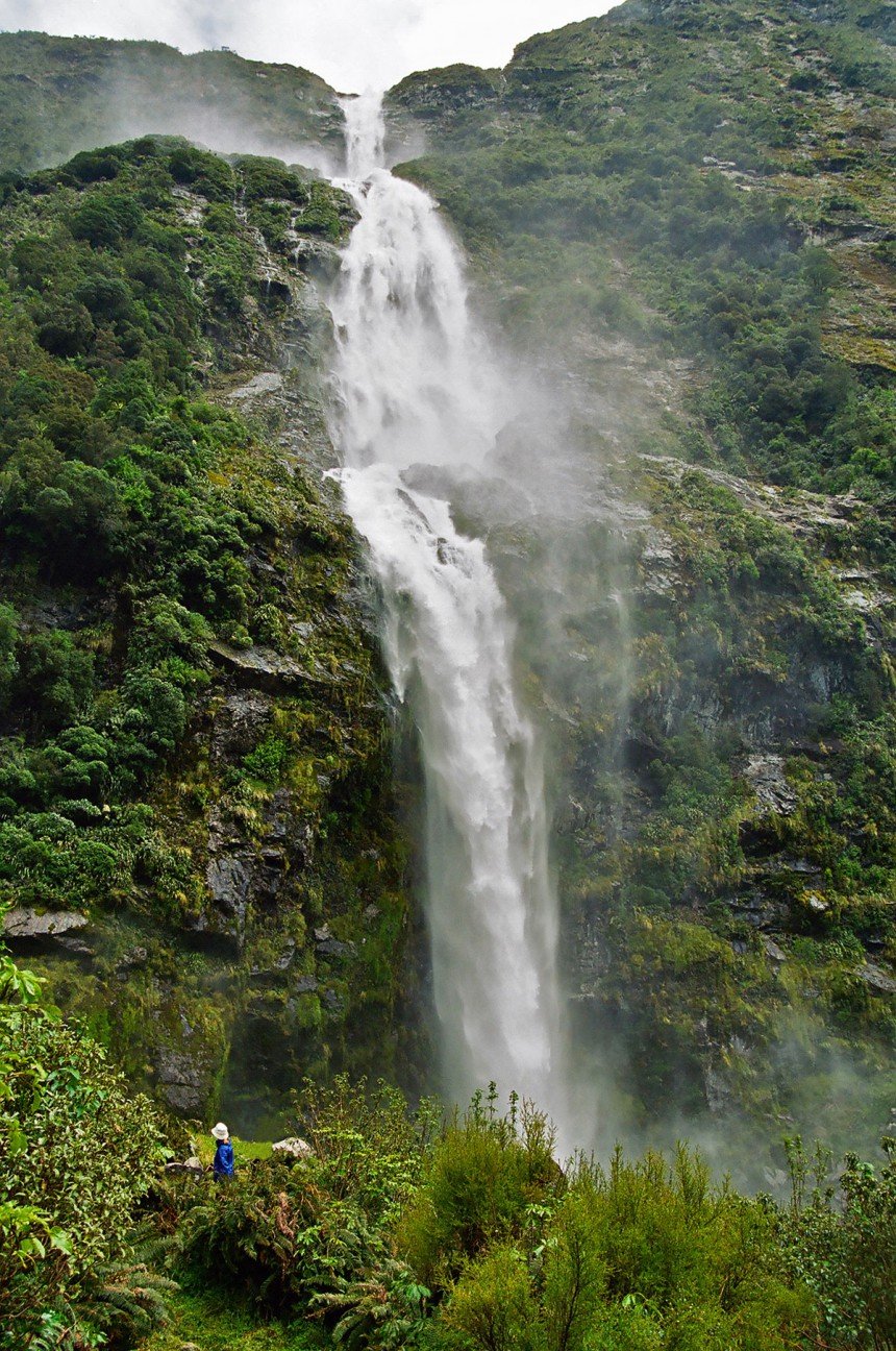 Uudessa-Seelannissa Sutherland Fallsin vesi putoaa alas yli puoli kilometriä. Kuva: © Hugoht | Dreamstime.com