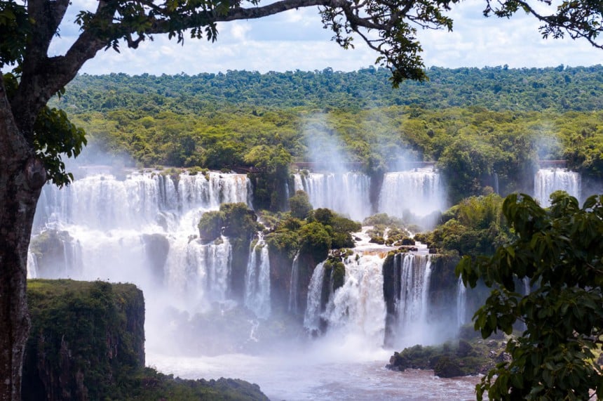 Iguassun putoukset Brasilian ja Argentiinan rajalla ovat hämmentävän suuret. Kuva: © Maxsaf | Dreamstime.com